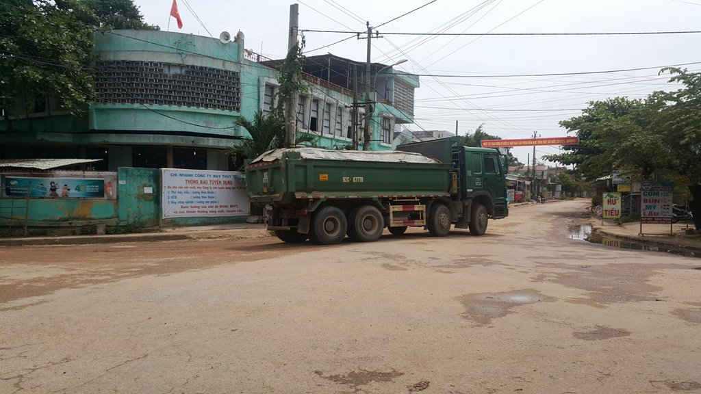 Các xe tải cỡ lớn, chở có ngọn từ bãi tập kết cát sỏi trái phép Phạm Thăng Long