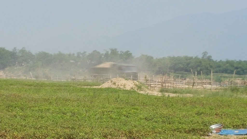 Xe chở cát của Công ty Phạm Thăng Long không che bạt, gây ô nhiễm trầm trọng