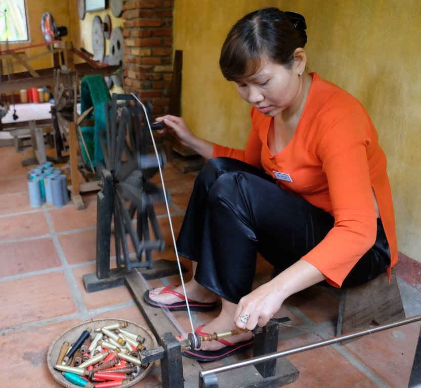 Quay tơ, dệt lụa là nghề truyền thống lâu đời của Việt Nam