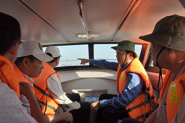 Bộ trưởng  Trần Hồng Hà cùng Lãnh đạo tỉnh An Giang khảo sát các khu vực sạt lở trên sông Hậu - Ảnh:  Việt Hùng 