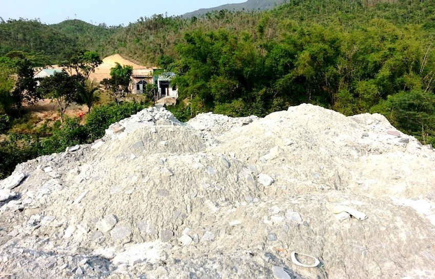 Dù ô chôn lấp, xử lý chất thải bột đá đã được UBND TP Quy Nhơn đầu tư xây dựng, nhưng các DN vẫn đổ ra môi trường, gây bức xúc cho người dân. Trong ảnh: Bột đá đổ ra dọc quốc lộ 1, đoạn qua phường Bùi Thị Xuân (TP Quy Nhơn).