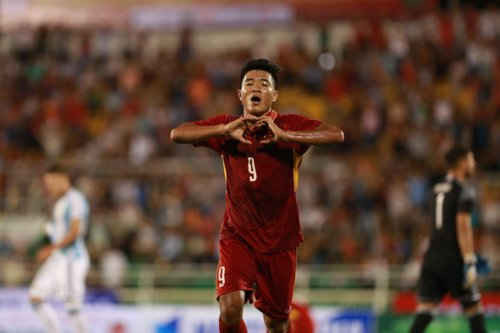 Hà Đức Chinh ghi bàn thắng danh dự cho U20 Việt Nam. Ảnh Đức Đồng