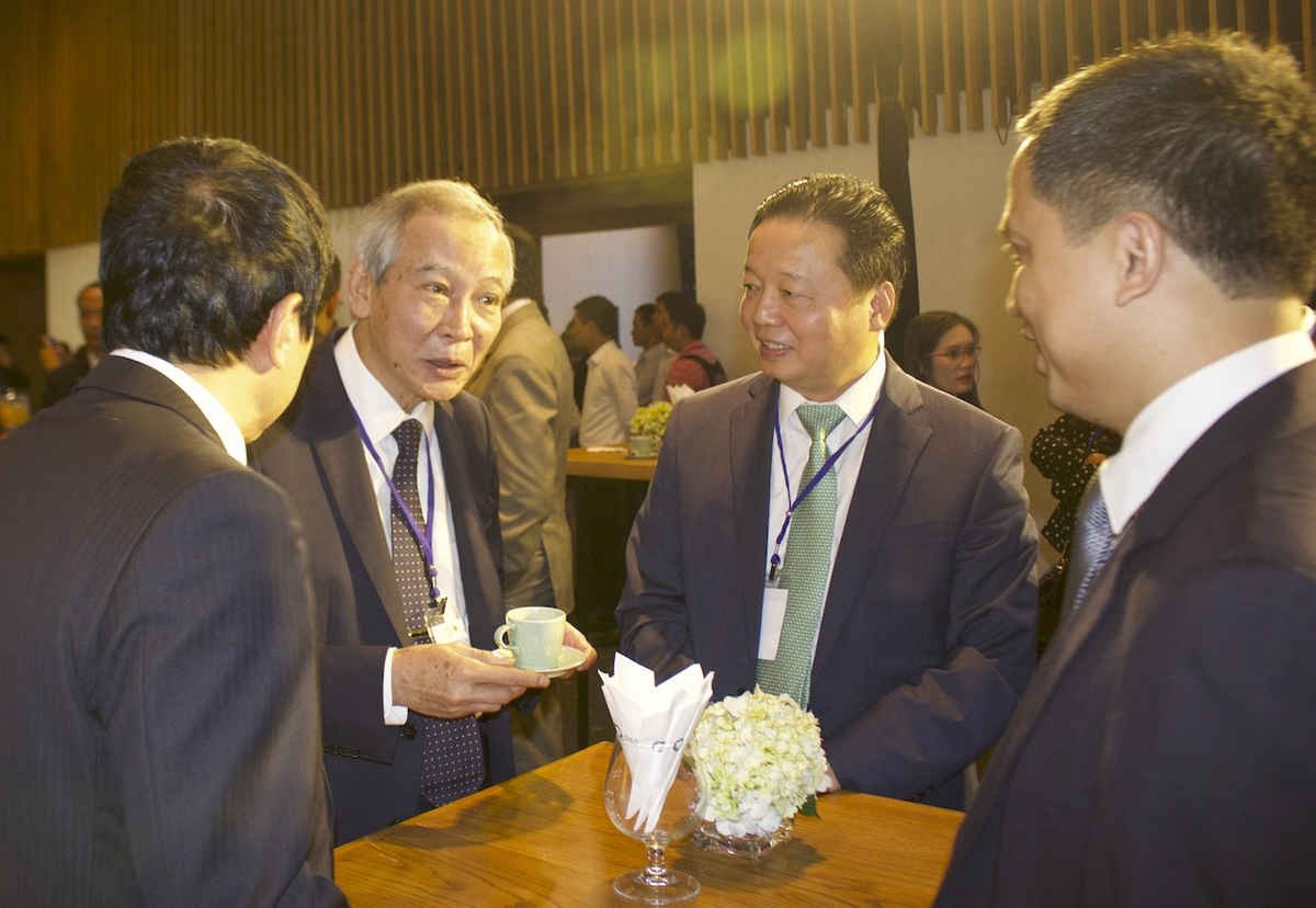 Bộ trưởng Bộ TN&MT Trần Hồng Hà trao đổi với các đại biểu trong giờ giải lao