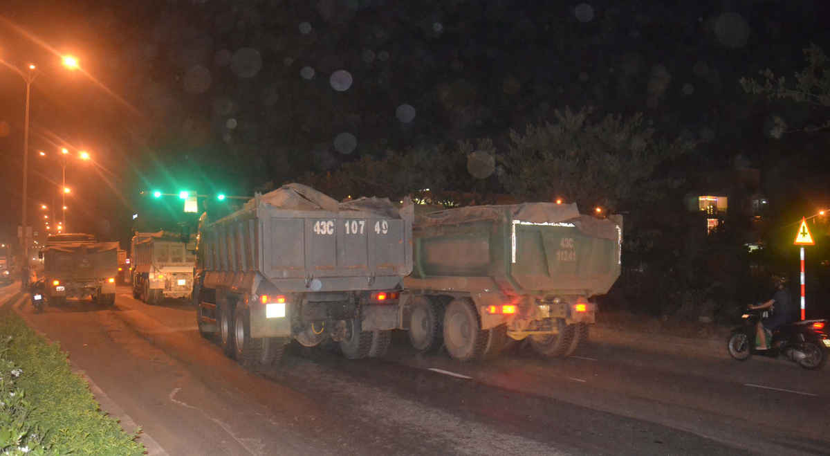 Về đêm trên dọc tuyến Cách Mạng Tháng 8 (TP. Đà Nẵng), xe tải chạy thành hàng ngang, chiếm hết lòng đường, chạy đến sáng