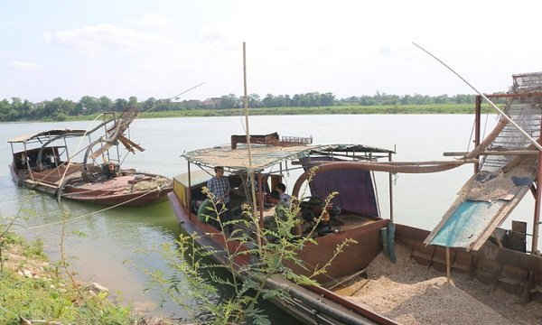 Hai tàu khai thác cát trái phép mới bị bắt trên sông Lam
