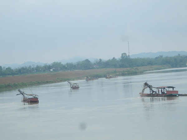 Tình trạng khai thác cát trái phép là vấn đề nhức nhối trên các con sông ở Nghệ An