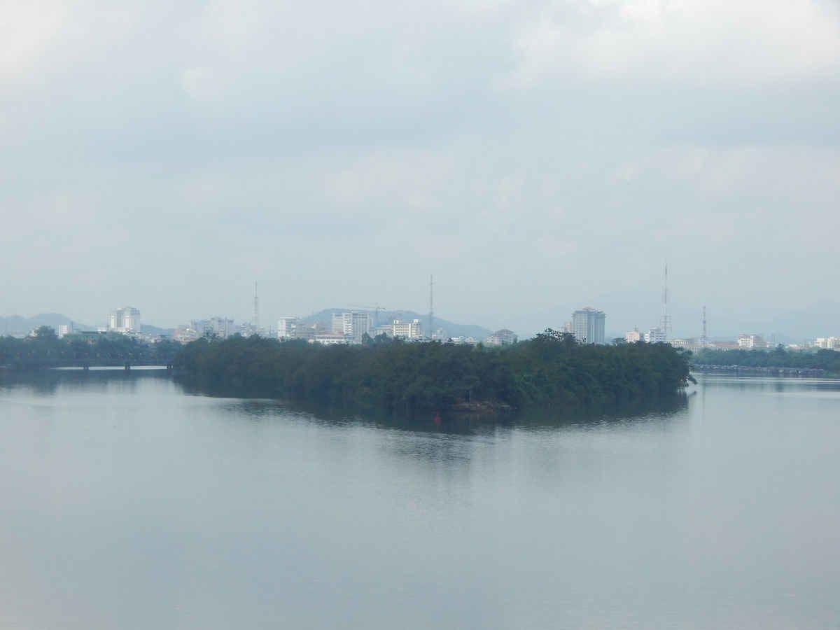 Khu vực Cồn Hến nằm giữa sông Hương được quy hoạch thành khu du lịch- nghỉ dưỡng cao cấp, nhưng đến nay vẫn đang dẫm chân tại chỗ