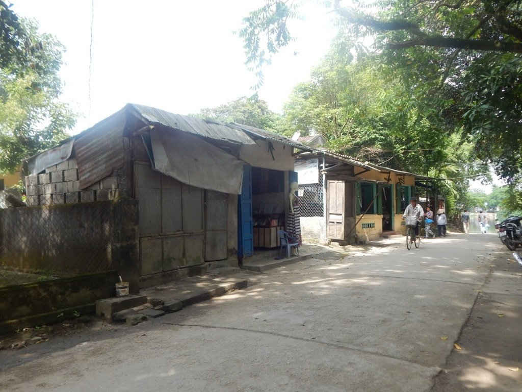 Những ngôi nhà tạm bợ của người dân ở Cồn Hến do nằm trong vùng quy hoạch “treo”.