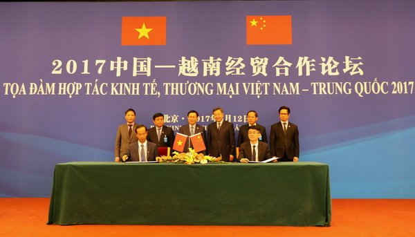  Ông Mai Hoài Anh – Giám đốc Điều hành Kinh doanh Viamilk ký kết bản ghi nhớ hợp tác với đối tác Trung Quốc dưới sự chứng kiến của Lãnh đạo Chính phủ và Bộ ngành hai nước 