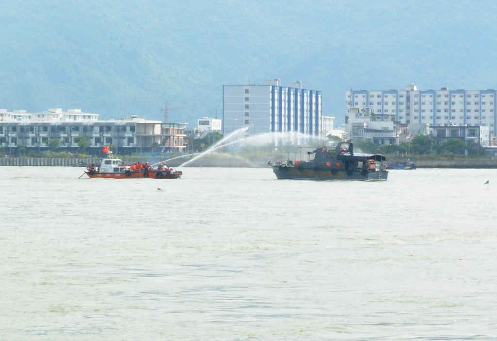 Lực lượng cứu hộ tiếp cận tàu bị nạn dập lửa ứng phó dầu tràn 
