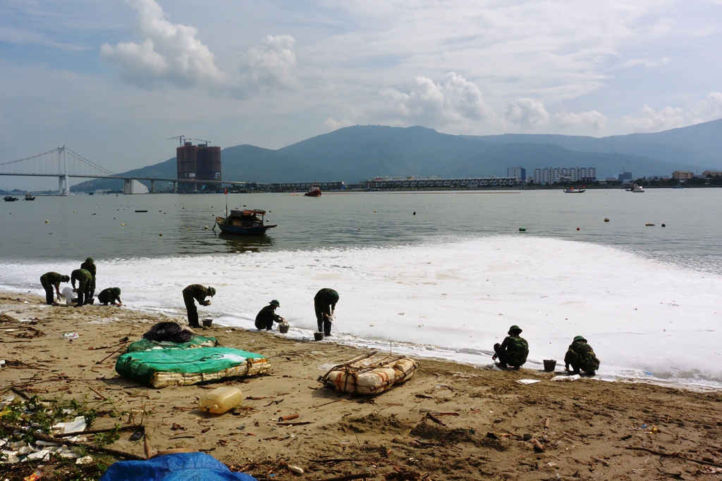 Cảnh sát PCCC lập vành đai phun bọt ngăn dầu loang vào bờ để đề phòng cháy nổ