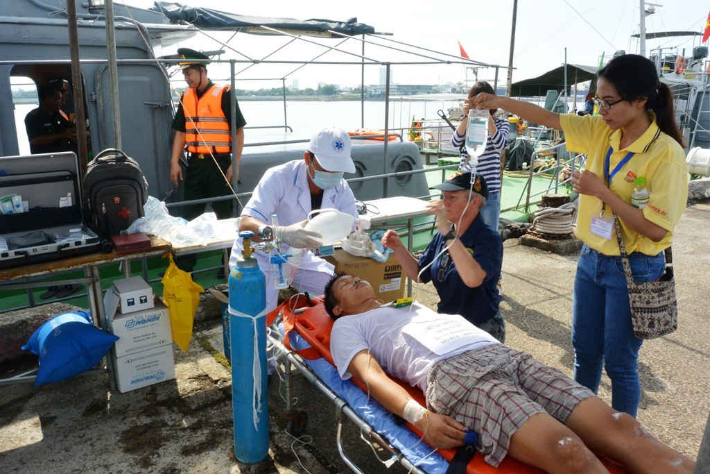 Quân y Hải quân Hoa Kỳ và nhân viên y tế thành phố Đà Nẵng cấp cứu cho bệnh nhân đuối nước