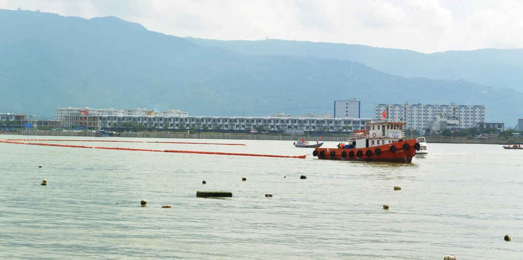 Tàu Bảo Duy 09, Công ty CP Đóng tàu Bảo Duy thả phao khoanh vùng dầu loang
