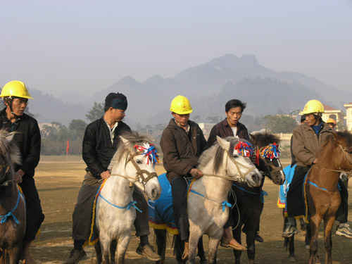 Các nài ngựa tham dự Giải đua ngựa truyền thống huyện Bắc Hà trước giờ thi đấu của giải năm trước
