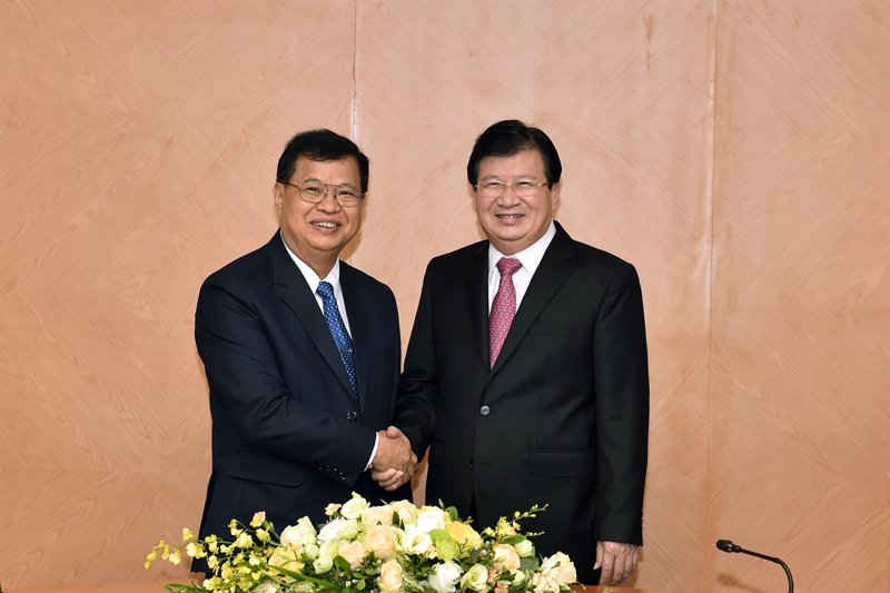 Phó Thủ tướng Trịnh Đình Dũng và Phó Chủ tịch Quốc hội Lào Somphan Phengkhammy. Ảnh: VGP/Nhật Bắc