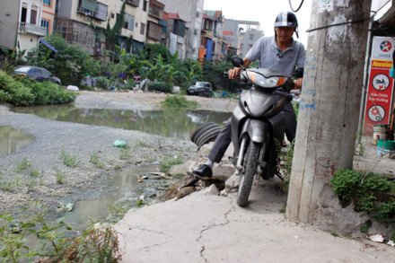 Dưới lòng đường ngập nước bẩn, nhiều người đã lựa chọn đi trên mép đường rất nguy hiểm.