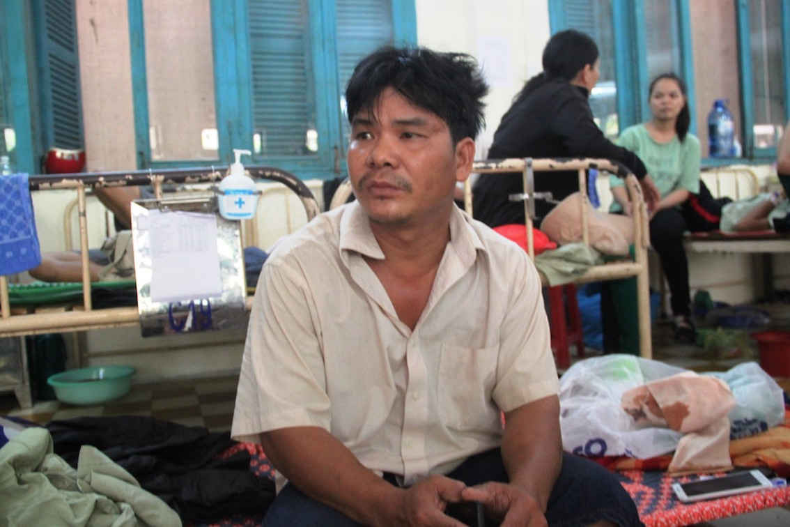 Ông Bùi Ngọc Bình (35 tuổi, ngụ thị trấn Phù Mỹ) đến can ngăn cũng bị đánh gây thương tích. 