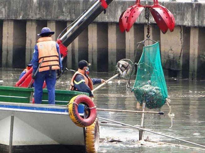 TP yêu cầu cơ quan chức năng có biện pháp ngăn chặn tình trạng cá chết trên kênh Nhiêu Lộc-Thị Nghè.