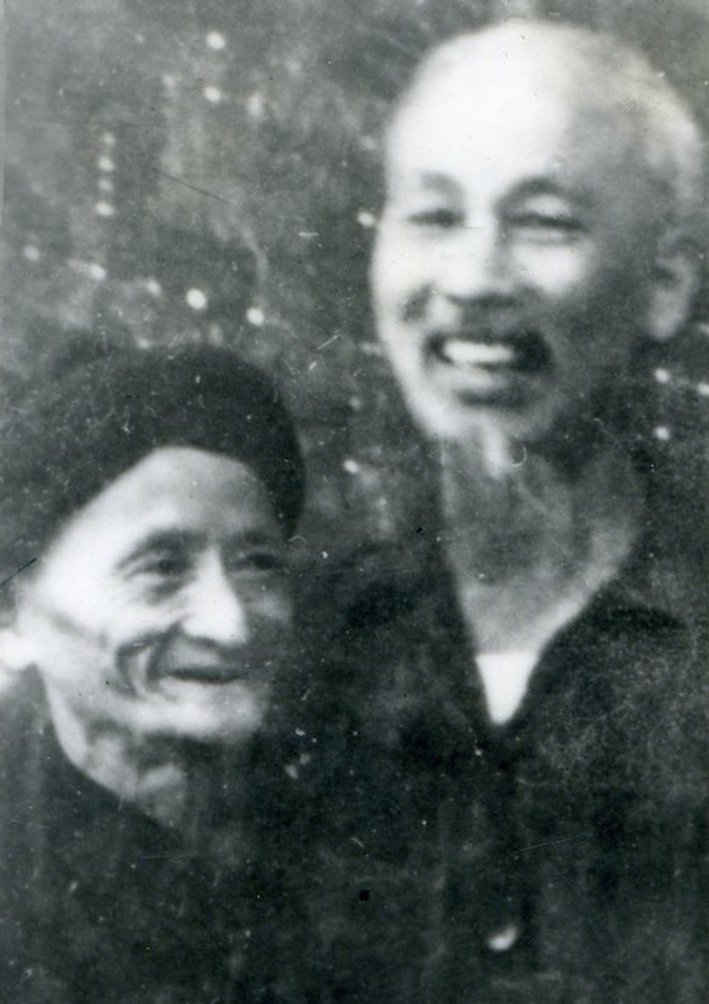 Bác Hồ chụp ảnh lưu niệm với cụ Trần Văn Nỏ là người đầu tiên phát hiện ra quặng Apatit Cam Đường (tỉnh Lào Cai) trong dịp Người lên thăm mỏ ngày 23/9/1958. (Ảnh chụp lại từ Nhà truyền thống Công ty TNHH MTV Apatít Việt Nam).