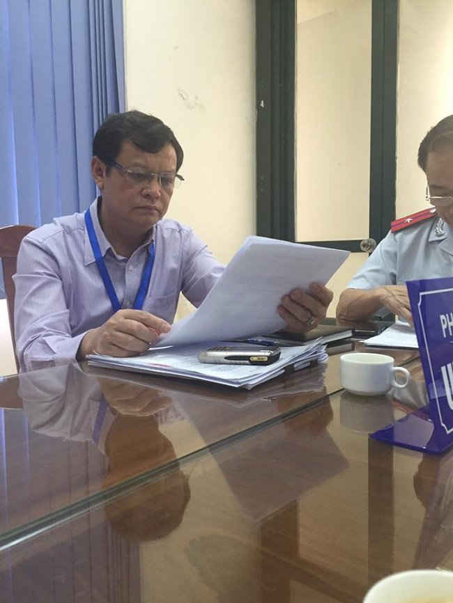 Ông Nguyễn Trọng Lượng đối thoại với hộ bà Trần Thị Bé, tại phòng tiếp công dân quận Nam Từ Liêm, ngày 8/5