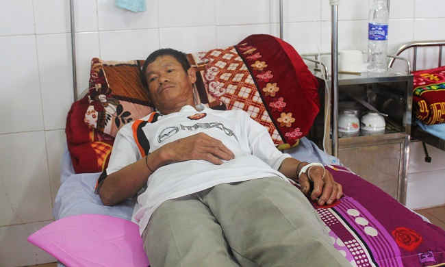 Anh Lường Văn Lâm, phải nhập viện cấp cứu sau khi cố gắng cứu vớt người bị nạn