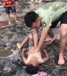 Anh Bùi Đức Hai (SN 1997) thuộc đội Cảnh sát cơ động, Công an tỉnh Hà Giang đang ép lồng ngực cho bé trai bị đuối nước
