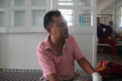 Anh Võ Trương Như Vương (37 tuổi, nhân viên Trung tâm Y tế huyện Phù Mỹ) đang điều trị tại bệnh viện.