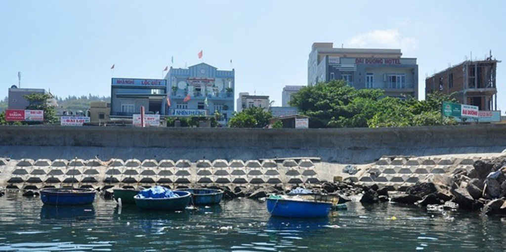 Hàng loạt nhà nghỉ, khách sạn dày đặc đã phá vỡ cảnh quan ở khu vực gần cảng Lý Sơn