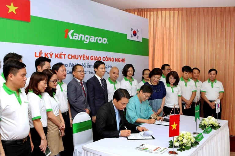 Đại diện Tập đoàn công nghệ Hàn Quốc và đại diện Tập đoàn Kangaroo Việt Nam ký kết chuyển giao công nghệ
