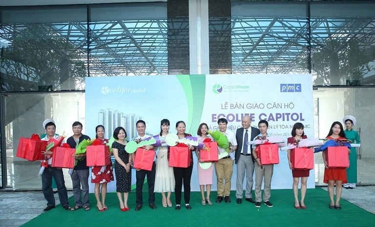 Những cư dân đầu tiên của EcoLife Capitol nhận hoa và quà bàn giao căn hộ của chủ đầu tư Capital House