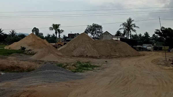 Bãi Tập kết cát trái phép của ông Trần Nam Thắng, thôn Giảng Tín, xã Trúc Lâm