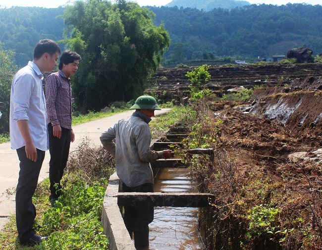 Cán bộ quản lý thủy nông huyện Tam Đường thường xuyên kiểm tra công tác duy tu, bảo dưỡng các công trình thủy lợi.