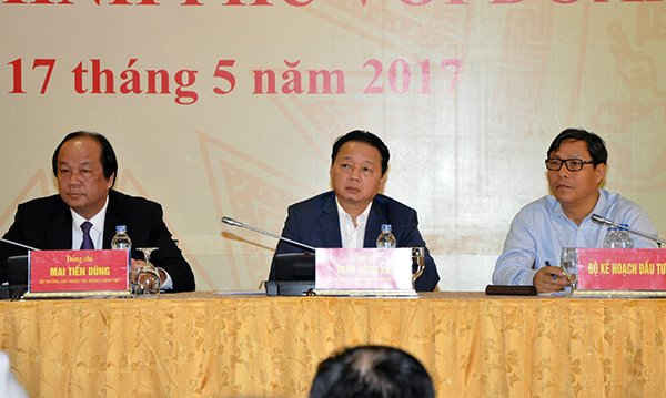 Bộ trưởng Bộ TN&MT Trần Hồng Hà (giữa) tham dự buổi Họp báo chiều 17/5. Ảnh: Việt Hùng
