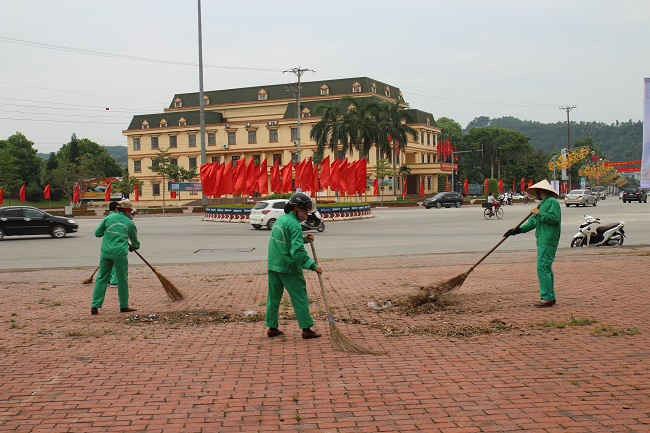 Hàng trăm công nhân làm công tác dọn dẹp vệ sinh môi trường trong khu vực TP.Yên Bái