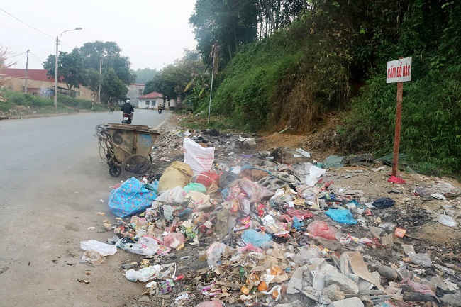 Song từ Tp Lào Cai tới xã  Pa Treo rất nhiều điểm tập kết tự phát rác ven đường làm  ảnh hưởng tới mỹ quan và gây mùi khó chịu.