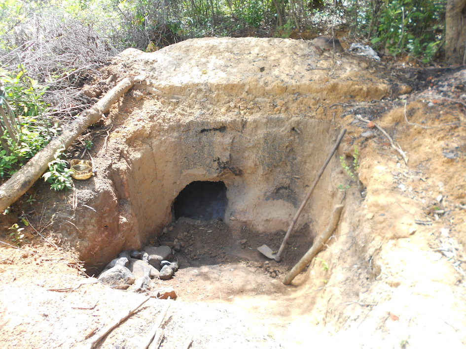 Một hầm than được các đối tượng phá rừng đắp đất rất kiên cố để hầm than tại khu vực Tây Nam hồ Cây Thích.