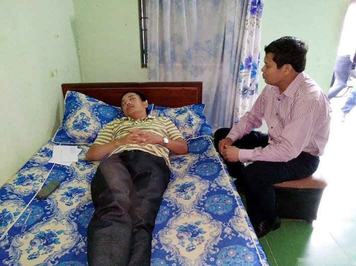 Phó Chủ tịch thường trực UBND tỉnh Kon Tum Nguyễn Đức Tuy đến thăm động viên ông Thắng