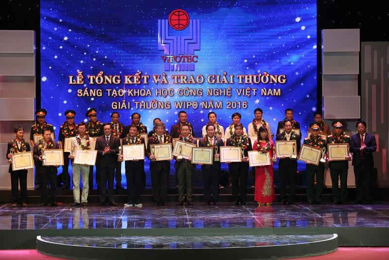 Chủ tịch Liên hiệp các Hội Khoa học và Kỹ thuật Việt Nam Đặng Vũ Minh trao kỷ niệm chương 
