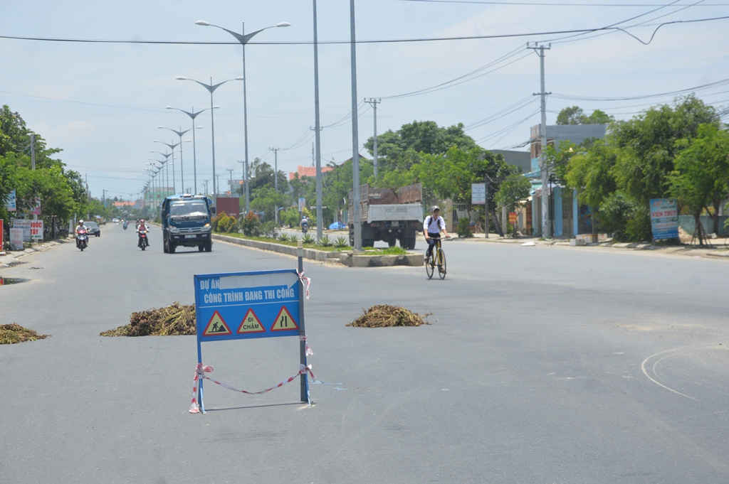Trên đoạn đường một chiều kéo dài hơn 2km qua địa bàn khối Quảng Lăng 2, người dân dùng nhiều vật cản để chặn xe thi công qua lại