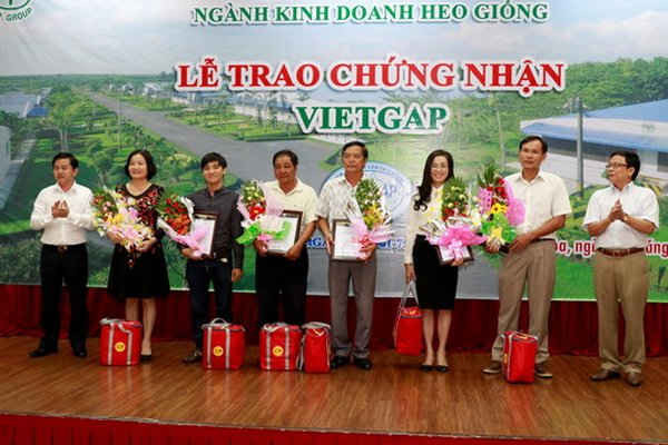 Đại diện các chủ trang trại nhận Giấy chứng nhận VietGAP từ VinaCert và quà tặng từ C.P. Việt Nam      