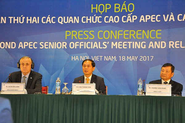 Thứ trưởng thường trực bộ Ngoại giao Bùi Thanh Sơn, Chủ tịch SOM (giữa) đã chủ trì buổi họp báo 