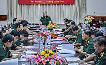 Thượng tướng Nguyễn Chí Vịnh phát biểu tại buổi làm việc với Bộ Tư lệnh Quân khu 9.