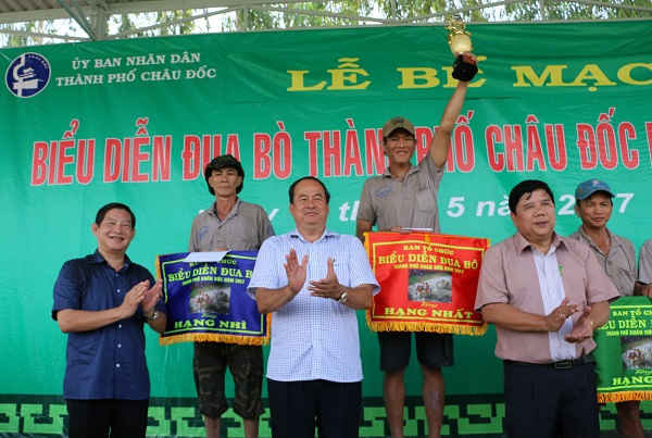 BTC trao giải Nhất  cho đôi bò của ông Lê Văn Phăn, (huyện Tịnh Biên).