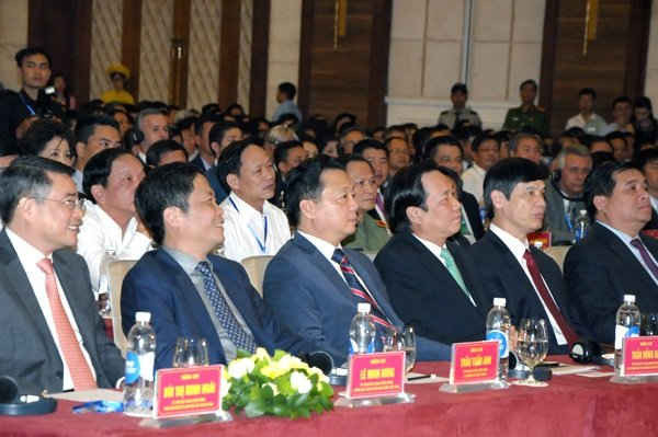 2. Ông Trần Hồng Hà (thứ 3 từ trái sang) Bộ trưởng Bộ TN&MT tham dự hội nghị.