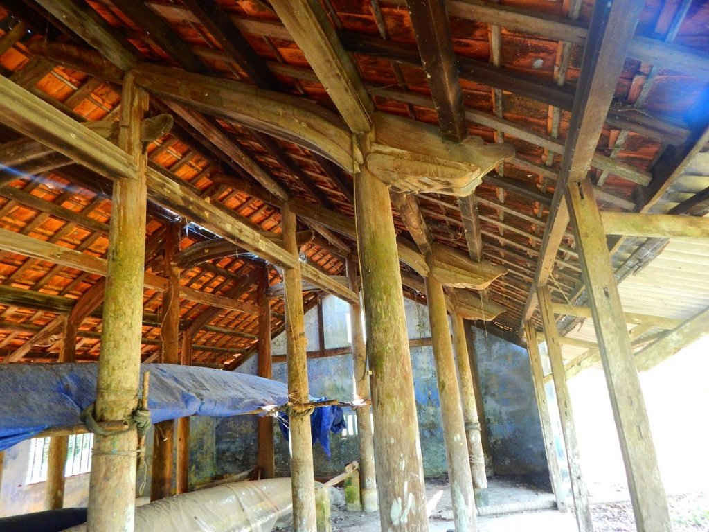 Phần cột kèo trong ngôi Hữu Tùng tự đang rơi vào tình trạng mục nát, chờ sập vì mái ngói xưa đã không còn