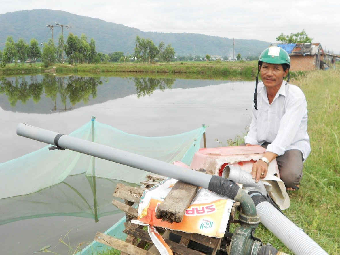 Ông Nguyễn Văn Định, trú 47 Hùng Vương, TP Quy Nhơn buồn bã về vụ mùa thả nuôi tôm thất bại.
