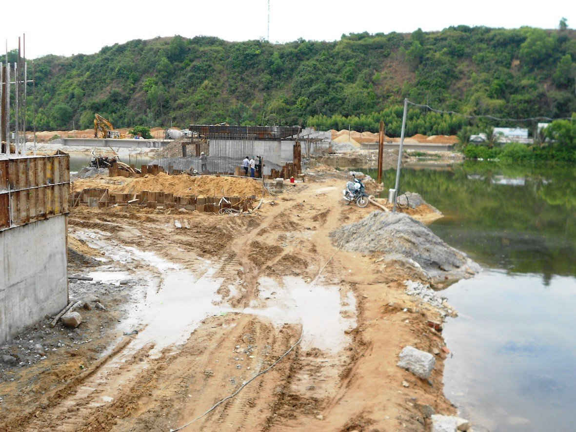 Để thi công cầu Hoa Lư, nhà thầu thi công đổ đất, cát chặn dòng, làm thu hẹp dòng chảy, ảnh hưởng đến nguồn nước NTTS cho bà con ở KV6, phường Nhơn Phú (TP Quy Nhơn).
