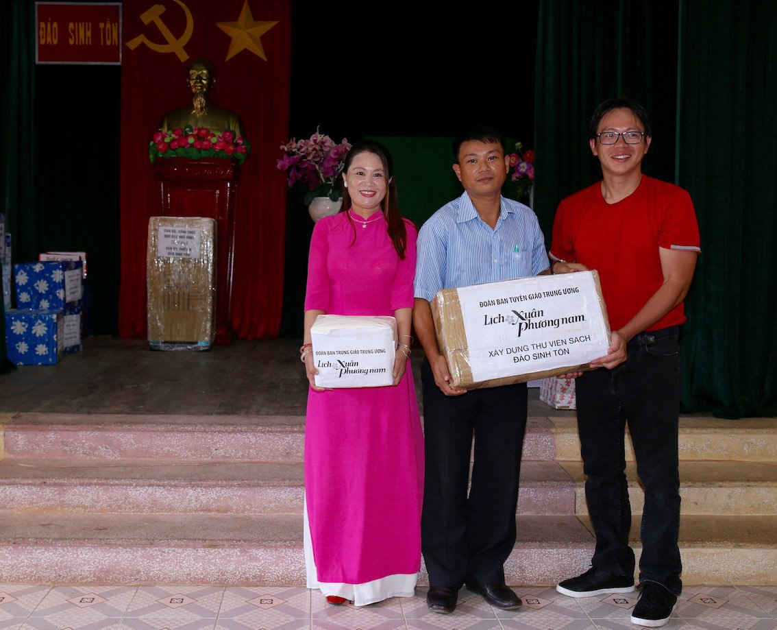 Giám đốc Công ty Lịch Xuân Phương Nam Nguyễn Hà Quốc Anh (ngoài cùng, bên phải) trao tặng tủ sách thiếu nhi cho thầy giáo ở Quần đảo Trường Sa
