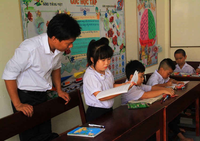 Trẻ em ở Quần đảo Trường Sa thích thú đọc những quyển sách mới do Công ty Lịch Xuân Phương Nam tặng