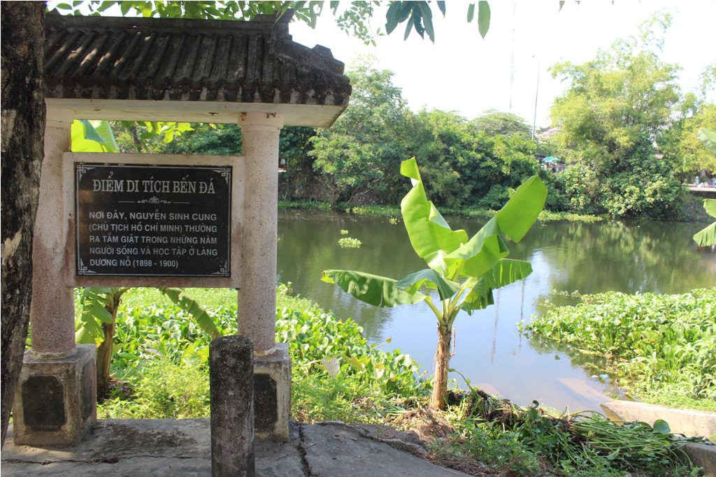 Di tích Bến Đá bên sông Phổ Lợi, nơi Nguyễn Sinh Cung thường lui tới tắm giặt trong những năm tháng học tập và sống tại làng Dương Nỗ
